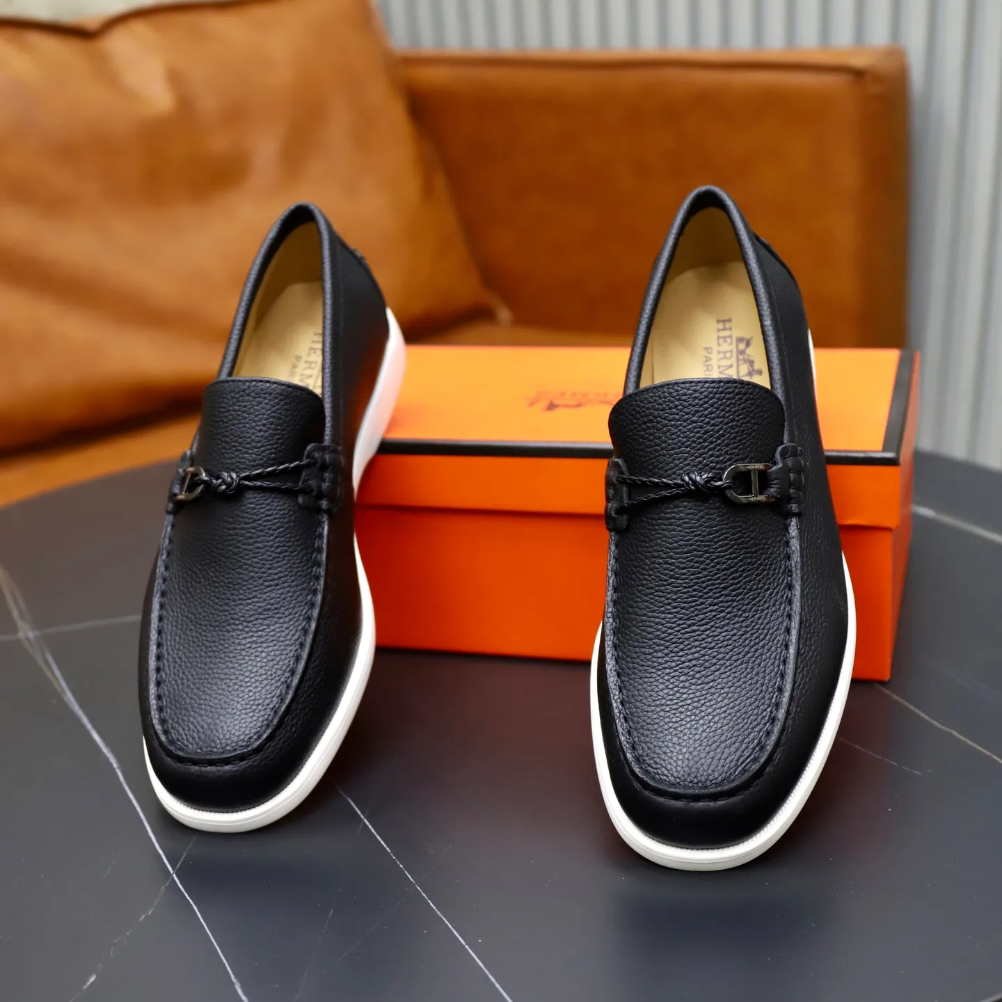 Ex-factory price: 560💰Hermès/Hermès slip-on men's shoes. This shoe is made of imported pebbled cowhide. It has simple and smooth lines and is combined with aerodynamically designed 3CM rubber foam ultra-light soles! Youthful and fashionable, classic H-shaped hardware buckle decoration, calf lining gently wraps the feet, with logo cowhide feet, casual and urban style, highlighting youthful vitality, sports and leisure version, super versatile, code number: 38-39-40-41-42-43-44 standard leather shoe size (45 can be customized but does not support returns)